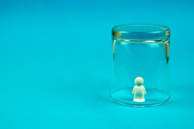 Cam çan altındaki bir adam, yalnızlık ve yalnızlık, yalnızlık ve içe dönük yaşam tarzı, sosyal ve bilgilendirici.