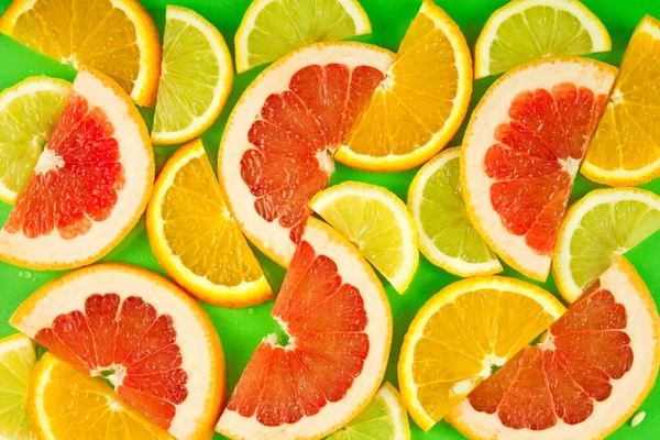 meyve arkaplanı, turunçgiller, bir vitamin seti, sağlıklı doğal ürünler karışımı. Meyveli portakal, limon ve greyfurt.