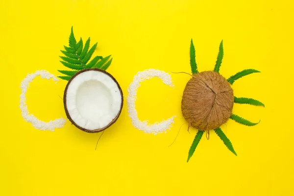 Hindistan cevizi ve Coco kelimesi, parlak yaz arkaplanı, yaz ve rahatlama sembolü.