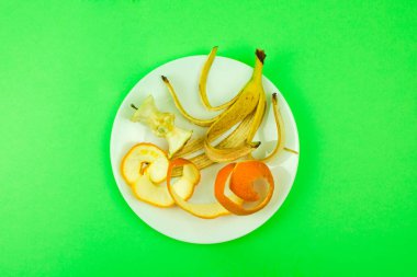 Gıda atıkları, çöp ve yiyecek artıkları, sıralama ve işleme, geri dönüşüm, insan atıklarının çevre kirliliği ekoloji dostu kavramı.