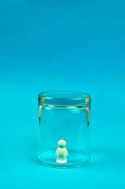 Cam çan altındaki bir adam, yalnızlık ve yalnızlık, yalnızlık ve içe dönük yaşam tarzı, sosyal ve bilgilendirici.