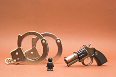 Silahlar ve siyah bir adamın tutuklanması, anti-semitizm ve ırkçılık, ırk ayrımcılığı ve insan haklarının ihlali, hukukun üstünlüğü, suç ve ceza