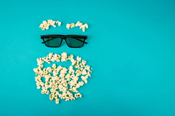 Film ve patlamış mısır için gözlük, patlamış mısırlı soyut bir yüz, modern rahatlama ve eğlence havası.