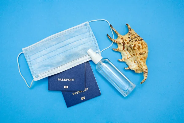 Sağlık maskesi ve antiseptik içeren pasaport, 2020 yazının sembolü, uluslararası turizm, sınır geçişi, dünya karantinası altındaki seyahatler ve uçuşlar, pandemik ve koroner virüs