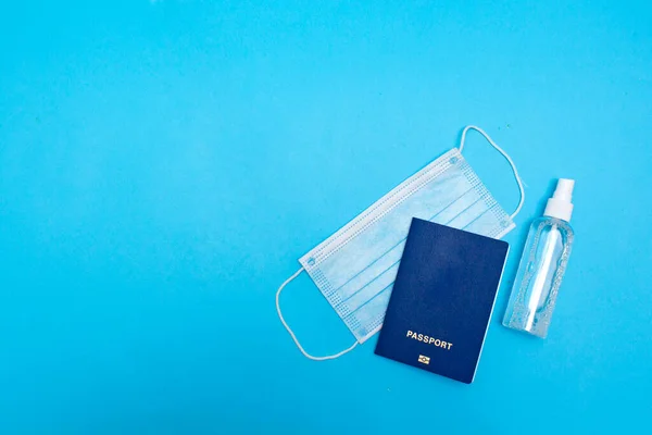 Sağlık maskesi ve antiseptik içeren pasaport, 2020 yazının sembolü, uluslararası turizm, sınır geçişi, dünya karantinası altındaki seyahatler ve uçuşlar, pandemik ve koroner virüs