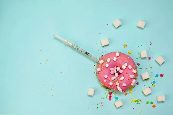 Diyabet ve insülin bağımlılığı kavramı, kan şekeri ve beslenmenin kontrolü. donut, şeker ve insülin şırıngası