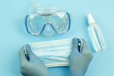 Yüzme ve dezenfekte için tüplü dalış maskesi, virüs koruması, 2020 yazının sembolü, salgın ve izolasyon içinde yaz tatili kavramı, virüse karşı mücadele ve koruma