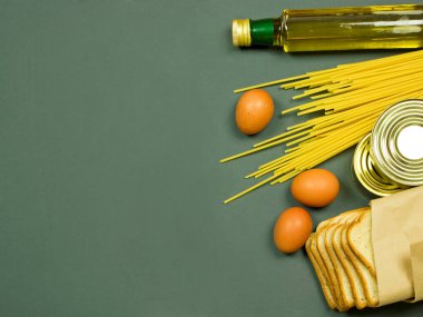 Yiyecek kaynağı. Karantina süresi için gıda krizi. Tüketici sepeti ürün seti. Yemek teslimatı. Bağış, Corona virüsü karantinası. Boşluğu kopyala.