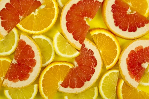 meyve arkaplanı, turunçgiller, bir vitamin seti, sağlıklı doğal ürünler karışımı. Meyveli portakal, limon ve greyfurt.