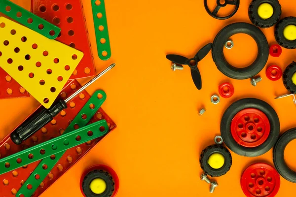 Çocuk tasarımcısının detayları, oyuncaklar, çocuğun erken gelişim ve eğitim konsepti, bir sürü geometrik şekil