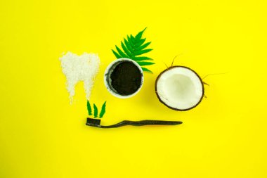 Hindistan cevizi kömürü diş tozu, sağlıklı diş ve dişçilik kavramı, ağız sağlığı için doğal çevre ürünleri.