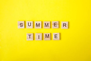 Sarı arkaplanda yaz zamanı yazıları