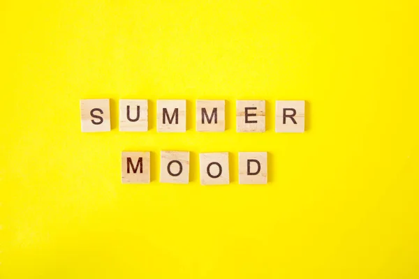 在黄色的背景上写下夏天的心情 暑期及假期概念 — 图库照片