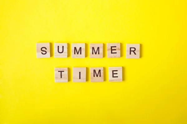 黄色背景上的夏季时间铭文 — 图库照片