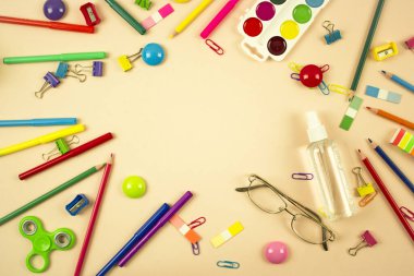 Parlak kırtasiye seti. Eğitim, okul ve öğrenim kavramı. Yeni okul yılı. Okula dönüyorum. Bilgi günü. metin için yer