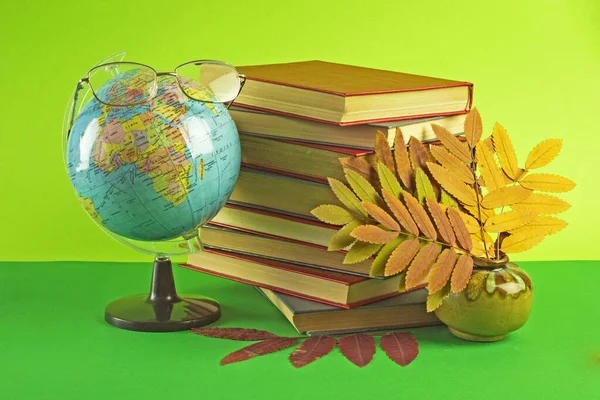 Bir yığın kitap ve yeşil elma. Bilgi ve öğrenimin, eğitimin ve gelişimin sembolü. Metin için boşluk