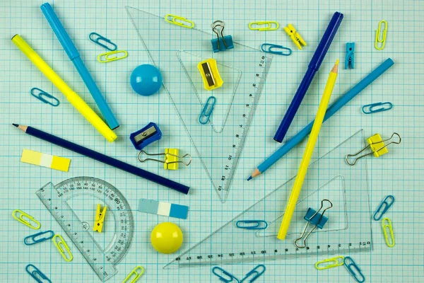 Fundo Com Conjunto Materiais Escritório Amarelo Azul Educação Escola Conceito — Fotografia de Stock