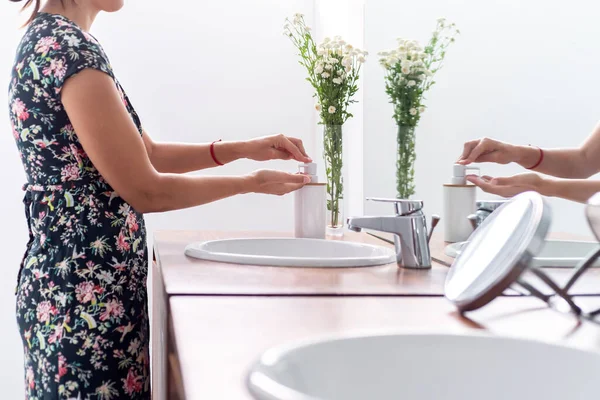 Mujer Lavándose Las Manos Con Jabón Baño — Foto de Stock