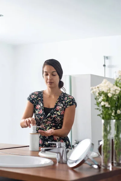 Kobieta Myjąca Ręce Mydłem Łazience — Zdjęcie stockowe