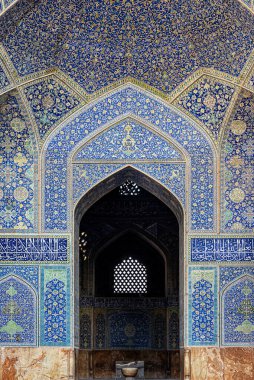 İran 'ın İsfahan kentindeki Şah Camii' nin girişinde mavi renkli mozaik ve dokulu tavan