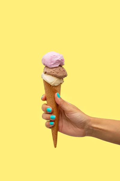 Рука Женщины Держит Мороженое Желтом Фоне — стоковое фото