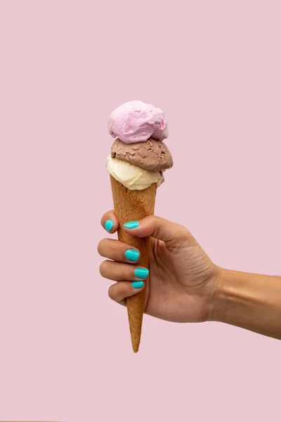 Mano Mujer Sosteniendo Helado Sobre Fondo Rosa — Foto de Stock