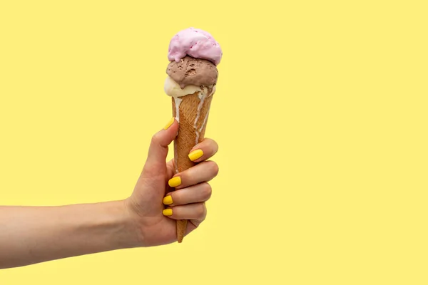 Женская Рука Держащая Руках Мороженое Растаявшее Желтом Фоне — стоковое фото
