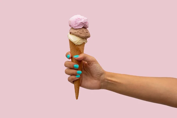 Mano Mujer Sosteniendo Helado Sobre Fondo Rosa —  Fotos de Stock