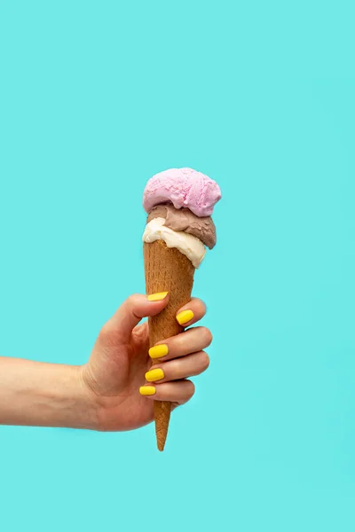 Mano Mujer Sosteniendo Helado Sobre Fondo Azul Claro —  Fotos de Stock