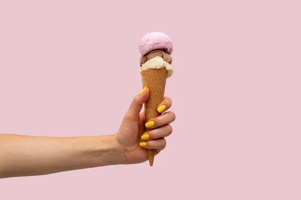 Mano Mujer Sosteniendo Helado Sobre Fondo Rosa —  Fotos de Stock