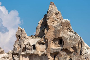 Goreme Vadisi 'nin kayalıklarına evler inşa edildi. Kapadokya, Türkiye.