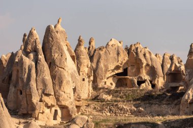 Goreme Vadisi 'nin kayalıklarına evler inşa edildi. Kapadokya, Türkiye.
