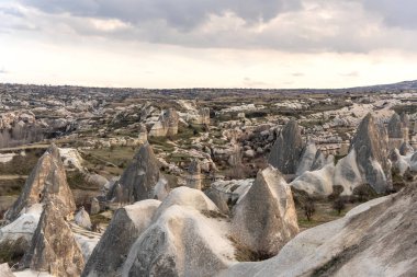 Türkiye 'nin Kapadokya kentindeki sarı kumlu tepelere resim gibi manzara.