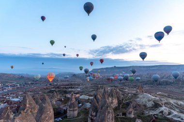 26 Şubat 2018, Cappadocia Vadisi üzerinde balonlar uçuyor. Goreme, Kapadokya, Türkiye