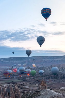 26 Şubat 2018, Cappadocia Vadisi üzerinde balonlar uçuyor. Goreme, Kapadokya, Türkiye