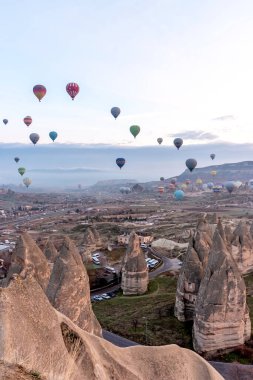26 Şubat 2018, Cappadocia Vadisi üzerinde balonlar uçuyor. Goreme, Kapadokya, Türkiye