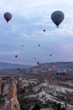 24 Şubat 2018, Cappadocia Vadisi üzerinde balonlar uçuyor. Goreme, Kapadokya, Türkiye