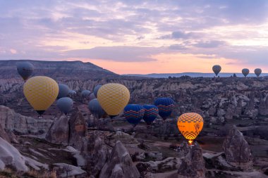 24 Şubat 2018, Cappadocia Vadisi üzerinde balonlar uçuyor. Goreme, Kapadokya, Türkiye