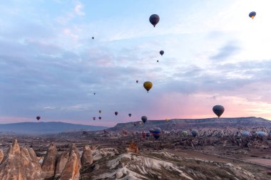 24 Şubat 2018, Cappadocia Vadisi üzerinde balonlar uçuyor. Goreme, Kapadokya, Türkiye