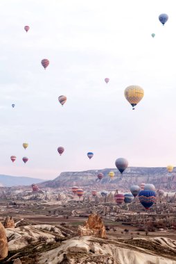 24 Şubat 2018, Cappadocia Vadisi üzerinde balonlar uçuyor. Goreme, Kapadokya, Türkiye