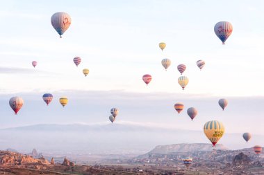 26 Şubat 2018, Cappadocia Vadisi üzerinde balonlar uçuyor. Goreme, Kapadokya, Türkiye
