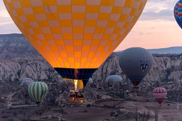 2018年2月24日 气球飞越卡帕多西亚山谷 Goreme Cappadocia 土耳其 — 图库照片