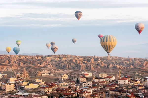 2018年2月26日 许多五彩缤纷的气球飞越山谷和高山 Goreme Cappadocia 土耳其 — 图库照片