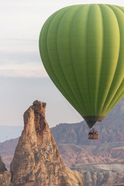 26 Şubat 2018: Kapadokya Vadisi üzerinde sıcak hava balonu uçuşu. Goreme, Kapadokya, Türkiye