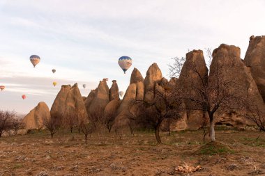 26 Şubat 2018, Cappadocia Vadisi üzerinde balonlar uçuyor. Goreme, Kapadokya, Türkiye