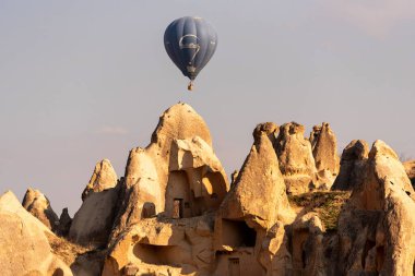 26 Şubat 2018: Kapadokya Vadisi üzerinde sıcak hava balonu uçuşu. Goreme, Kapadokya, Türkiye