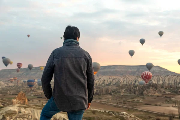 2018年2月24日 人类驾驶漂亮的气球飞越卡帕多西亚山谷 享受山谷美景 Goreme Cappadocia 土耳其 — 图库照片