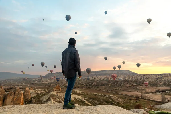 2018年2月24日 人类驾驶漂亮的气球飞越卡帕多西亚山谷 享受山谷美景 Goreme Cappadocia 土耳其 — 图库照片