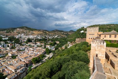 Albaicin mahallesinin panoramik manzarası ve Granada, İspanya 'daki Alhambra