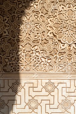 Alhambra, Granada, İspanya duvarında antik Arap süslemeleri